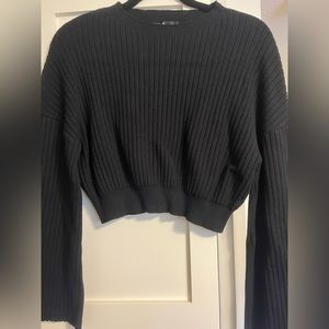 Black cropped sweater with wide arms